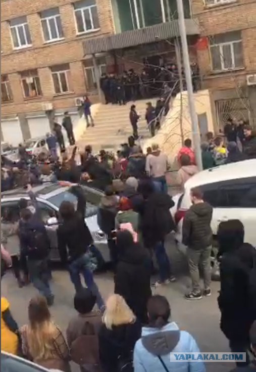 Во Владивостоке идет митинг против коррупции.