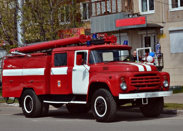Пожарные приехали без воды тушить машину. Смотреть фото Пожарные приехали без воды тушить машину. Смотреть картинку Пожарные приехали без воды тушить машину. Картинка про Пожарные приехали без воды тушить машину. Фото Пожарные приехали без воды тушить машину