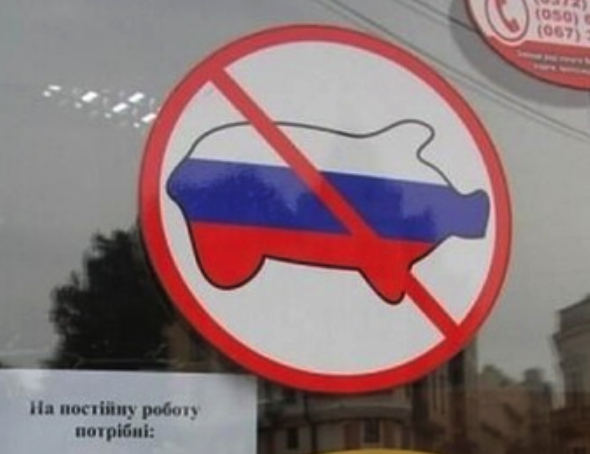 В Киеве какие-то парни докопались до мужика, у которого на футболке был изображён герб России, и заставили его её снять.