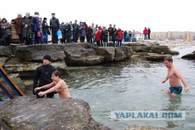 Как две татарки в прорубь нырять ходили)