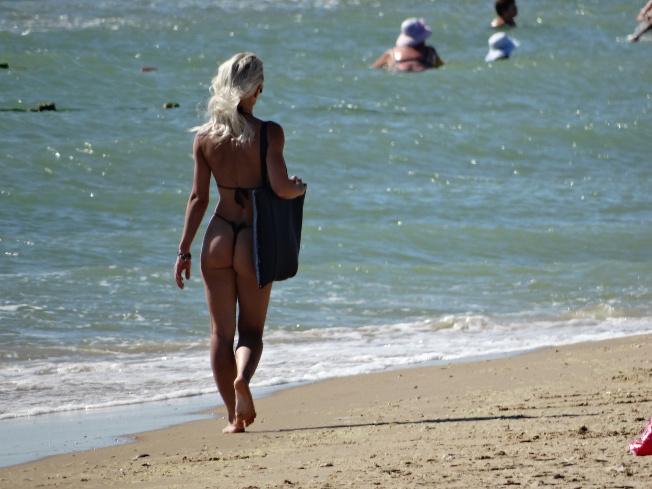 Девушки на пляже (21 фотография)