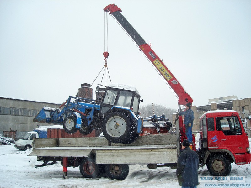 Выгрузка краном мтз 82. Перевозка мтз 80. Поднятие трактора человек. Погрузка мтз 82 краном. Поднять трактор.