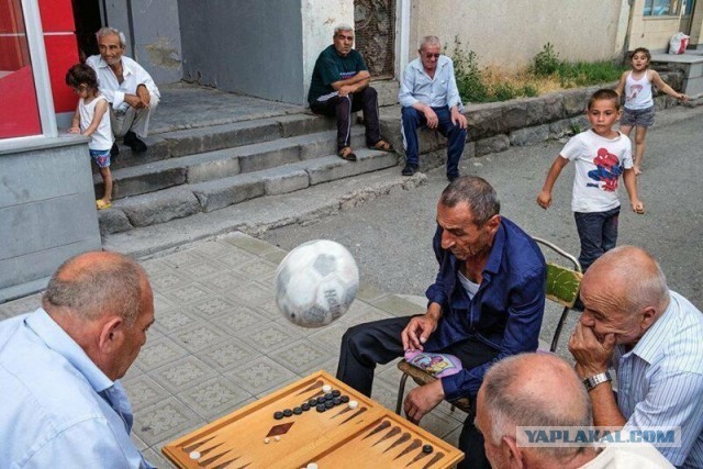 Более 20 людей сфотографированных за секунду до неизбежного, и тут все: падения, смех и крики отчаяния