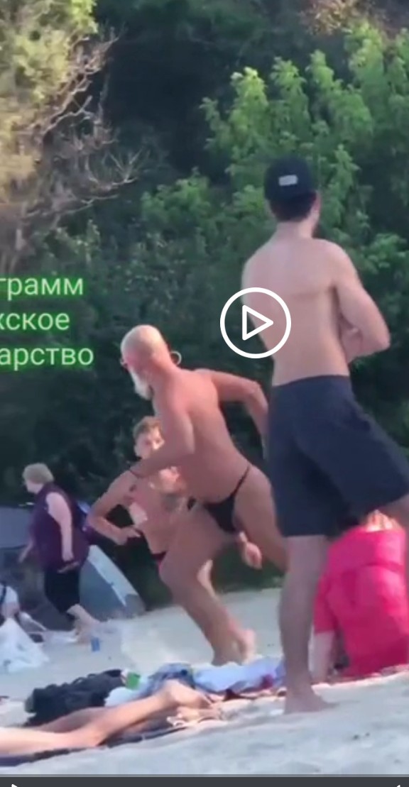 Дедушка пришёл в стрингах на пляж и не нашел понимания у окружающих