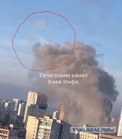 Попадание ракеты в жилой дом в Киеве