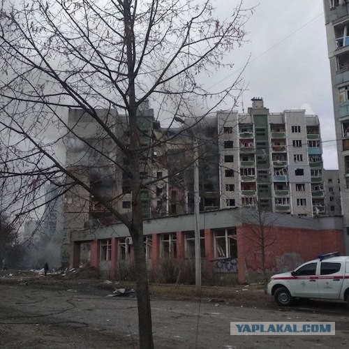 Один из террористов ХАМАС ведёт огонь из РПГ по гражданскому автомобилю во время нападения 7 октября