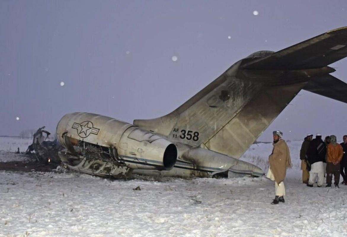 Самолеты россии падает. Самолет Афганистан катастрофа. Bombardier e-11a военный. Подбитый самолет ан12 в Афганистане.