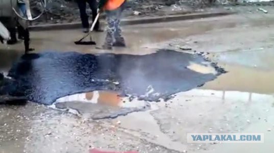 Парни угостили в жару дорожных рабочих лимонадом