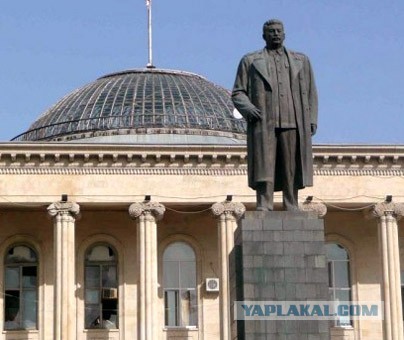 В Хабаровске открыли памятник генерали́ссимусу