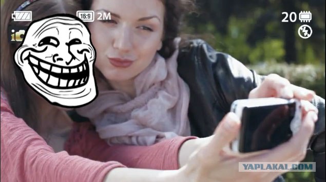 Две подружки устроили фотосессию перед МГУ