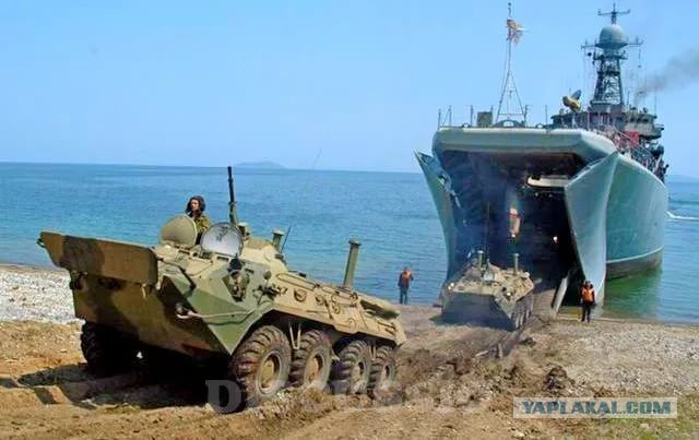 БДК "Азов" проходит под ж/д аркой Керченского моста