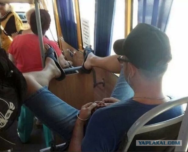 Минтрансу предложили запретить прослушивание музыки в общественном транспорте без наушников