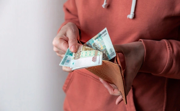 Большинство россиян (56%) поддерживают введение безусловного базового дохода