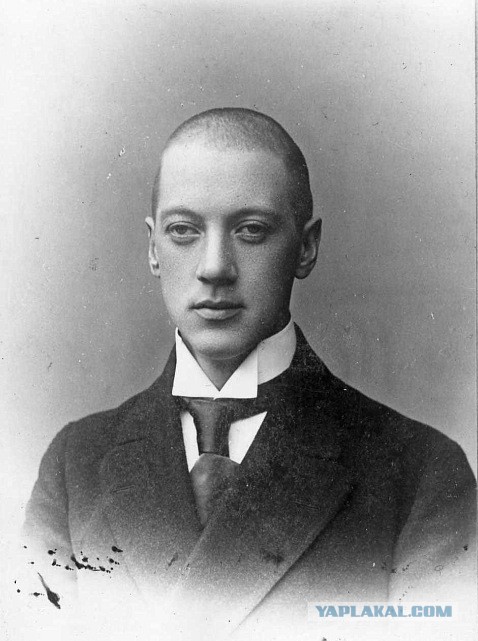26 августа 1921 года по обвинению в участии в антисоветском заговоре был расстрелян поэт Николай Гумилев