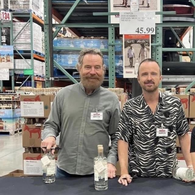 Чел зашел в Costco, а там текилу рекламируют, раздают бесплатно с автографами работников завода