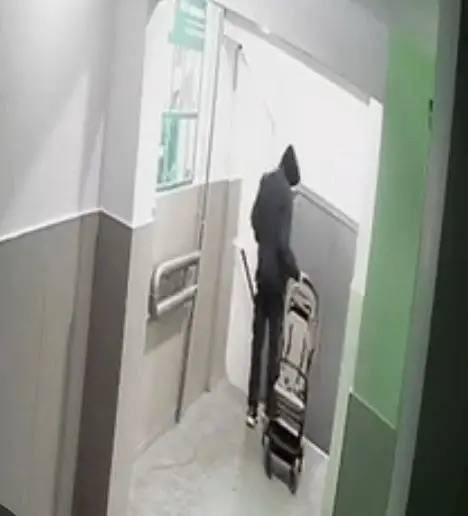 В Хабаровске будущий отец украл детскую коляску, чтобы подарить жене