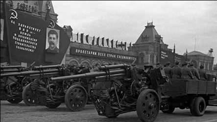 С Красной площади и сразу в бой: 7 ноября 1941 года в Москве прошел легендарный военный парад