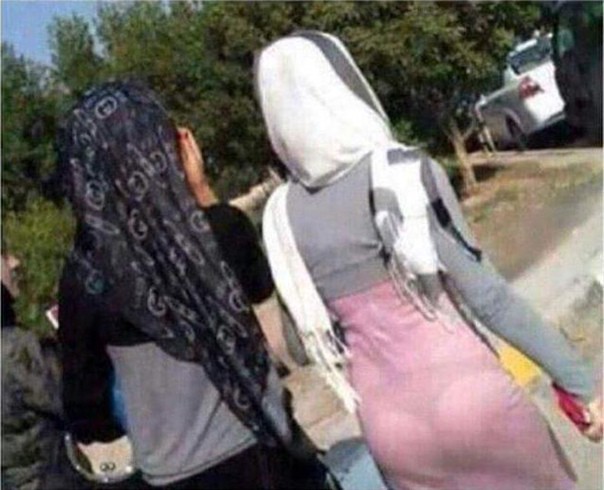 И хоть не юные уже, они ещё романтики в душе