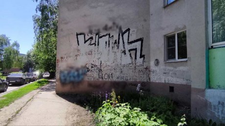 Прямо сейчас на Арбате полностью закрашивают стену Цоя