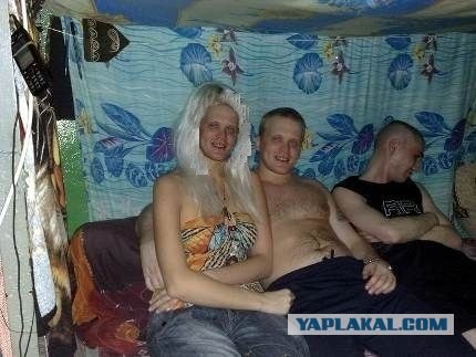 В камеры к арестованным водят проституток
