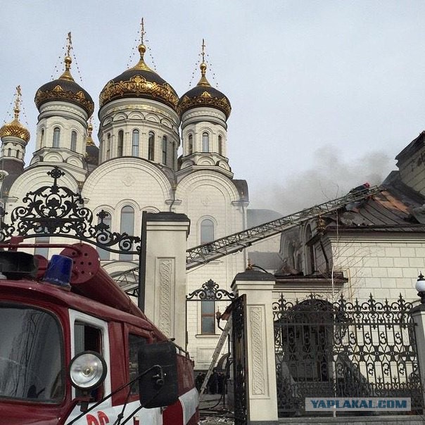 Укрофашисты попали в собор.