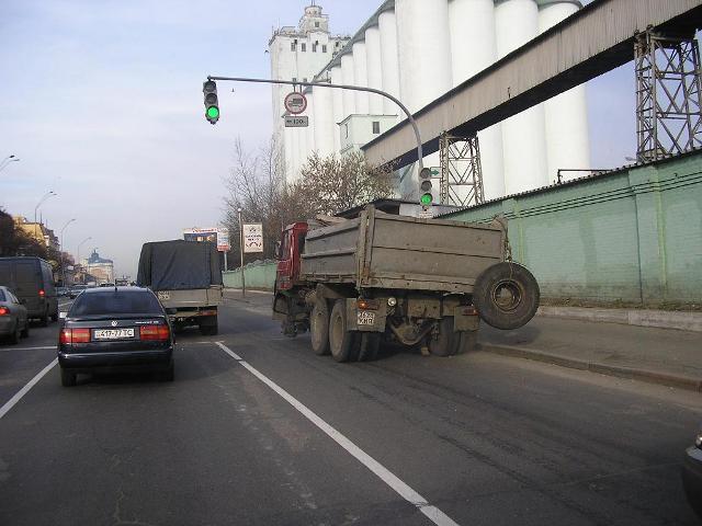 Камаз может ездить без одного колеса! (4+1 фото)