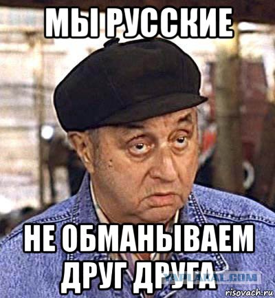 Президент Финляндии сидит на ступеньках аудитории