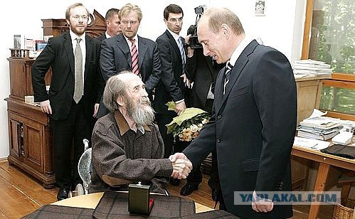 Мемориальную доску Солженицыну разбили после установки 