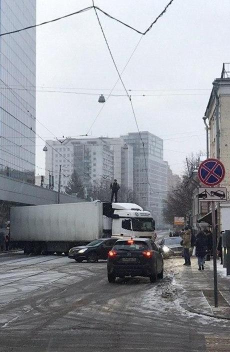 Перекрывшему движение в Москве водителю фуры выплатили долг по зарплате