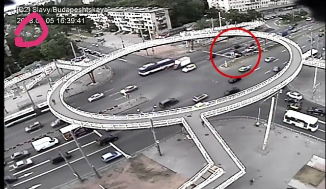 Таксист открыл стрельбу на юге Петербурга во время дорожного конфликта. Очевидцы не испугались и задержали его