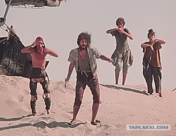 Мне кажется, парень справа - не с нашей планеты!