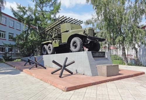 Автомобили на постаменте