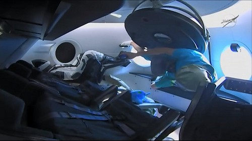 SpaceX запускает космический корабль Сrew Dragon