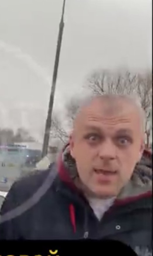 "Я тебя, хочешь, сейчас вырежу?" Дорожные разборки в Москве с угрозами, пинками по бамперу и разъярённой беременной женой