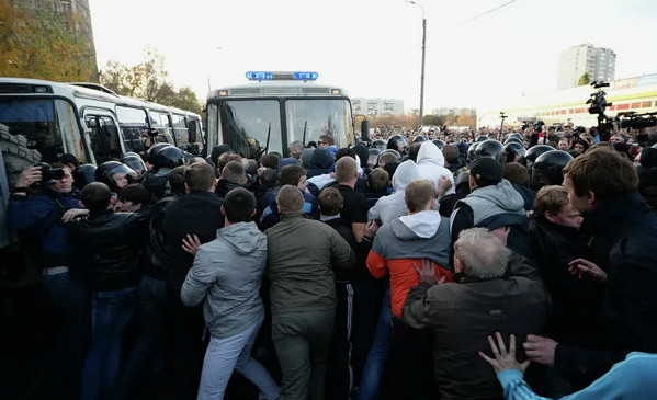 В Англии вспыхнули беспорядки после того, как подросток-мигрант устроил резню на детском музыкальном празднике
