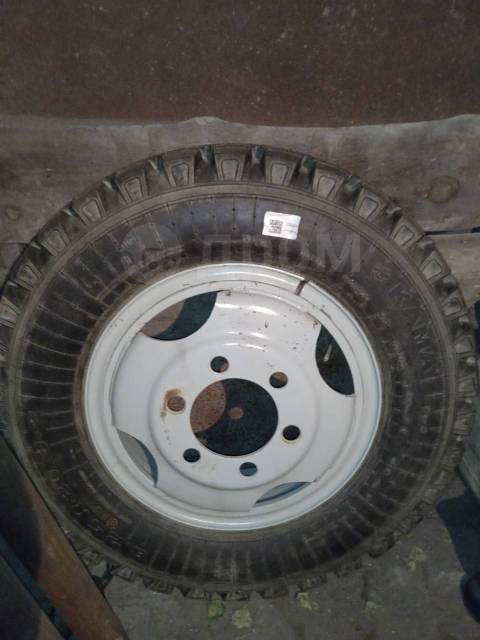 Девушка самостоятельно заменила покрышку грузовика