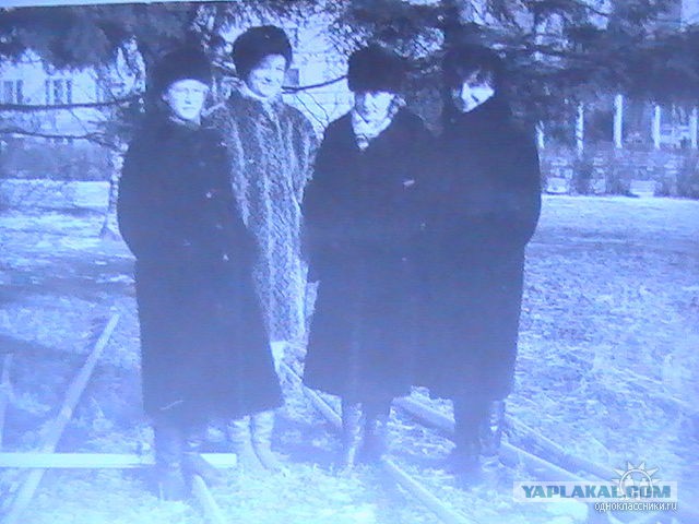 Это были 90-е, девчонки наряжались как могли