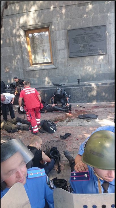 Митингующие в Киеве штурмуют здание Рады