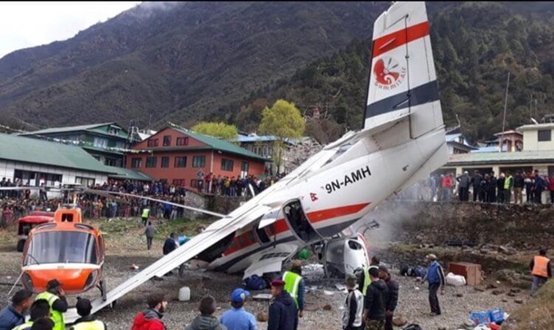 При столкновении самолета и вертолета в Непале погибли три человека