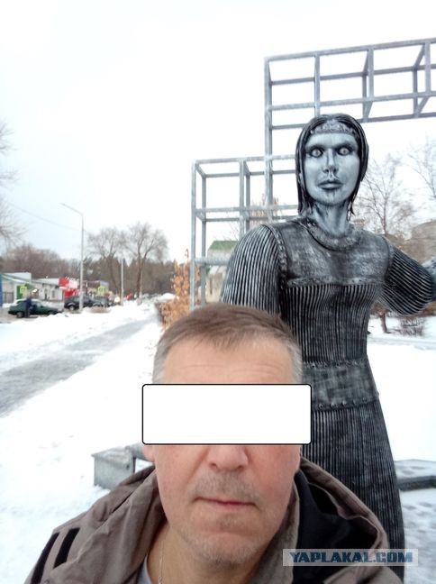 «Чтоб оценить красу Аленки, не обойтись без коньяка». В Нововоронеже установили «Алёнушку постапокалипсиса»