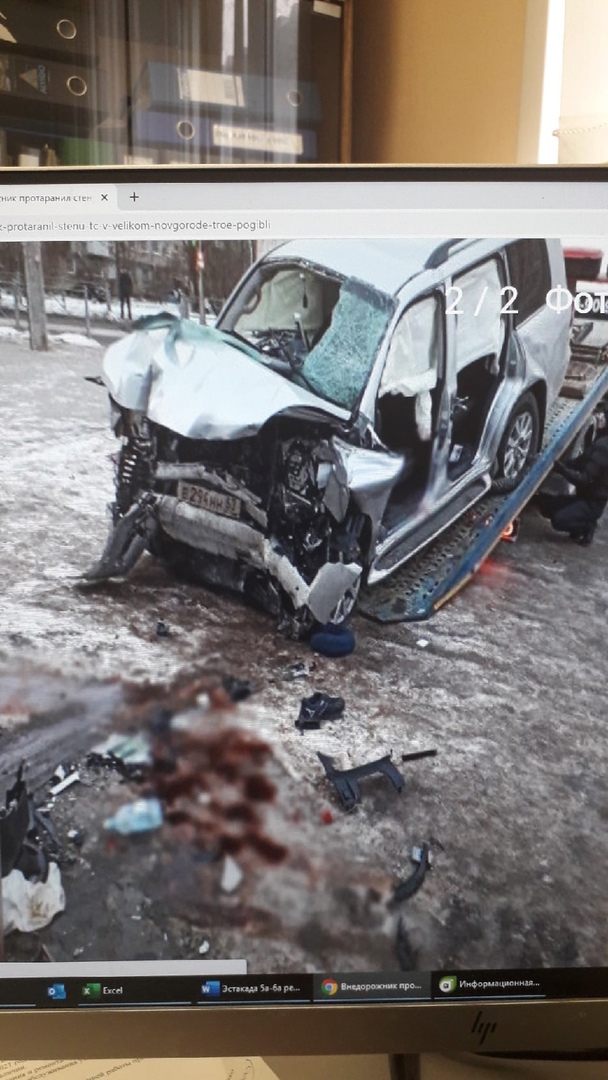 В Великом Новгороде уходящий от погони внедорожник влетел в ТЦ