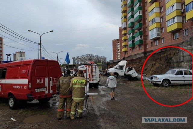 В Красноярске стена упала на автомобили