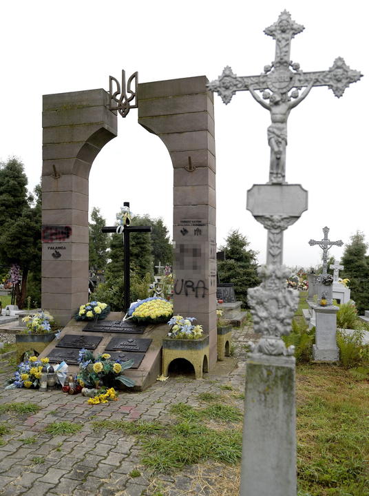 В Польше вандалы испортили памятник воинам УПА