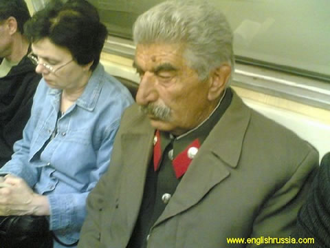 Пассажиры в метро.