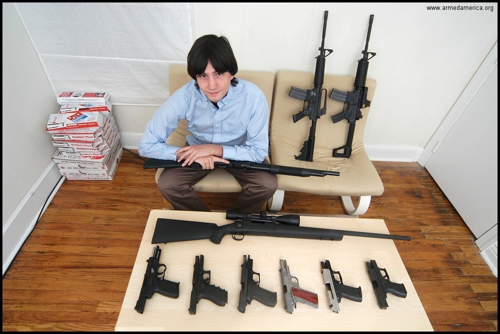 Оружие воспитывает. Оружие Америки. Американцы с оружием. Коллекции оружия американцев. Оружие в домах американцев.