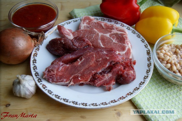 Густой мясной суп, похожий на гуляш, В духовке