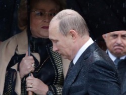 В день рождения Путина в Петербурге растянули баннер «Долгих лет тюрьмы». 4 задержаны