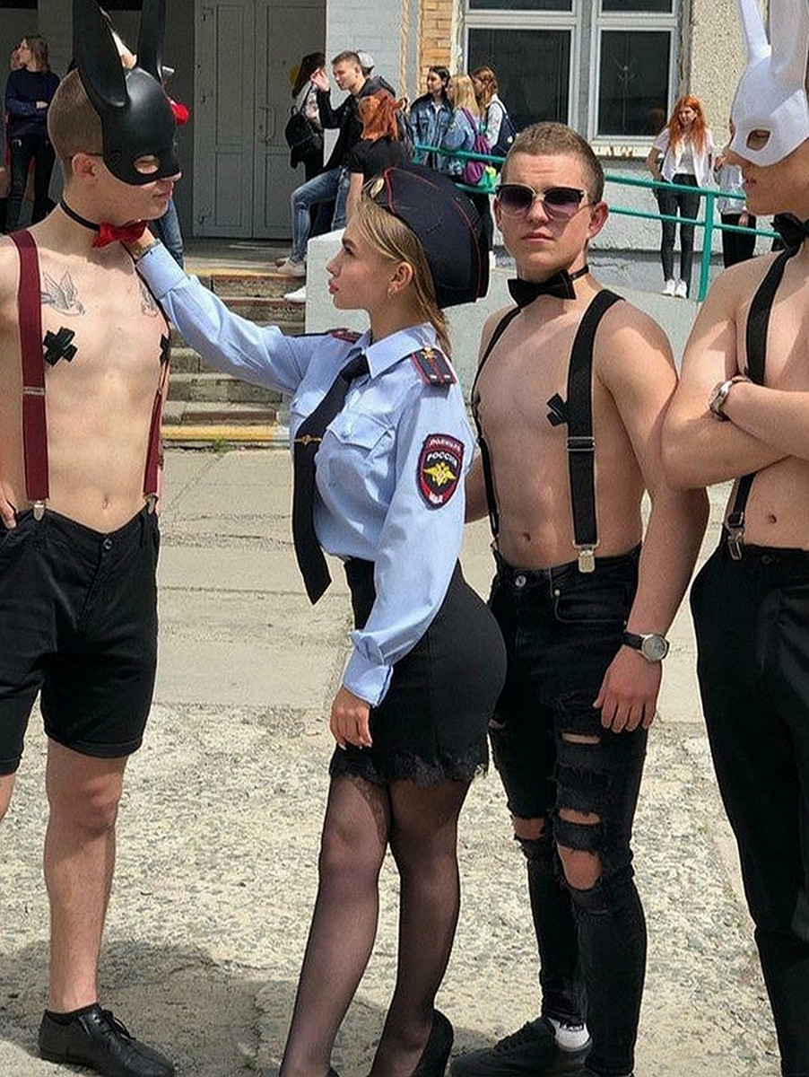Выпускницы без трусиков 