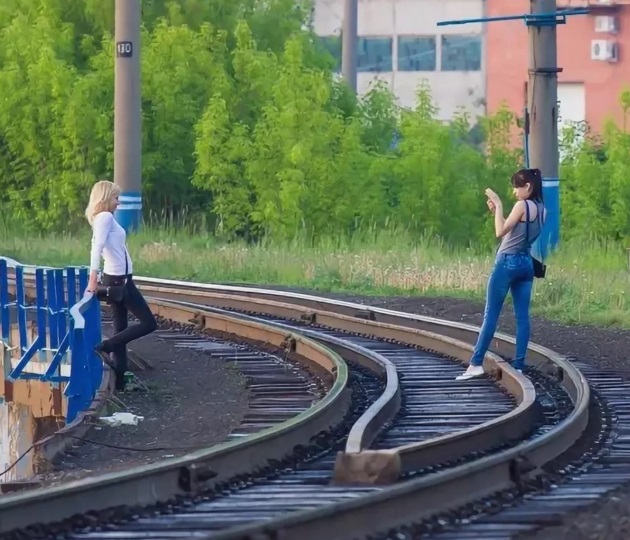 Почему все через ж. Наушники на железнодорожных путях. Железная дорога переход. Три девушки на железнодорожных путях.