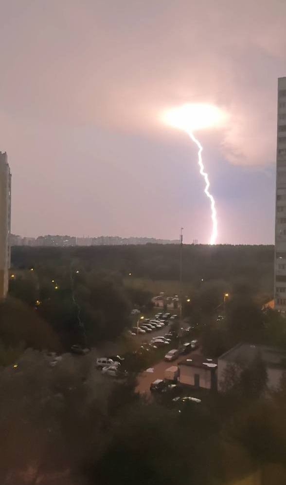 Москву накрыла яркая гроза.